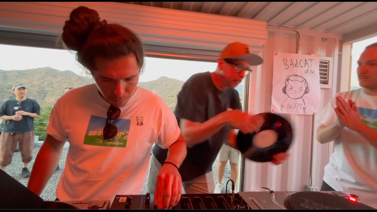 Badcat.fm 004 - Calearic Sunsets