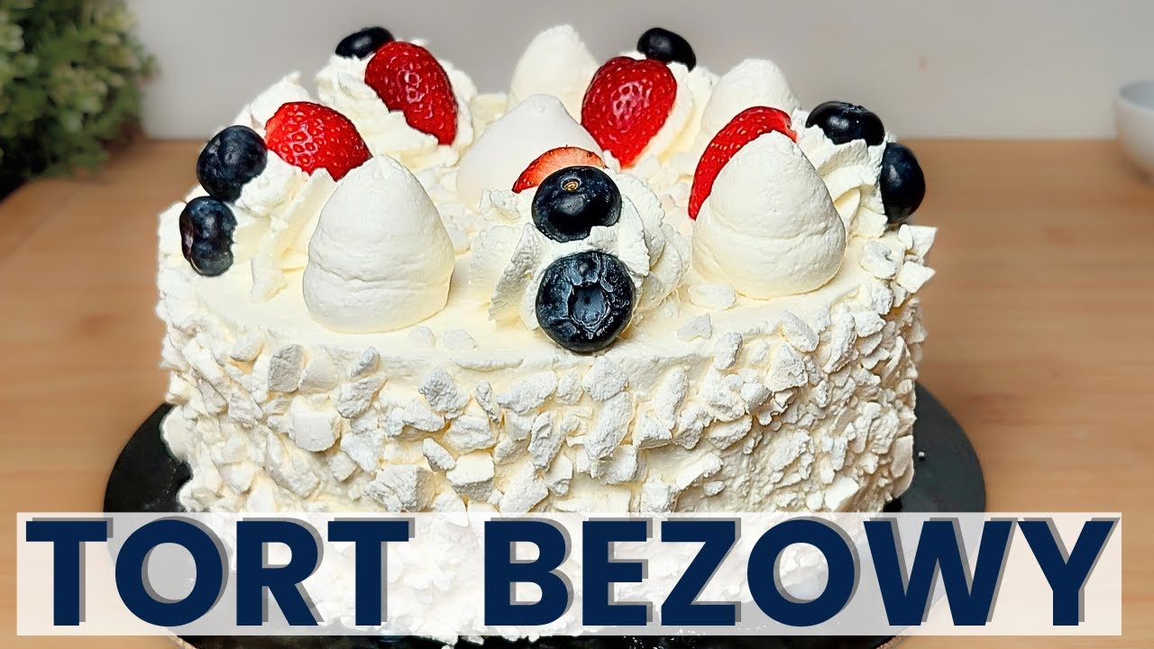Chrupiący TORT BEZOWY z bitą śmietaną i z owocami.
