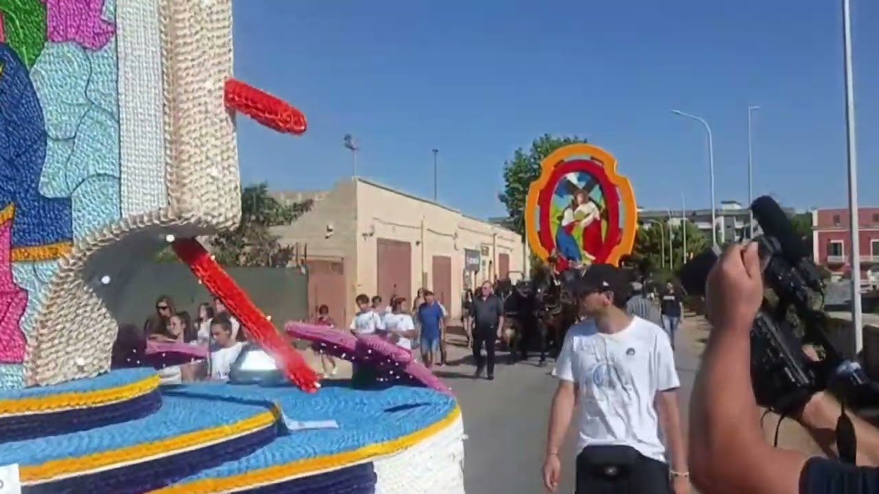 Grumo Appula, carri infiorati in festa in onore dI Maria Santissima di Mellitto