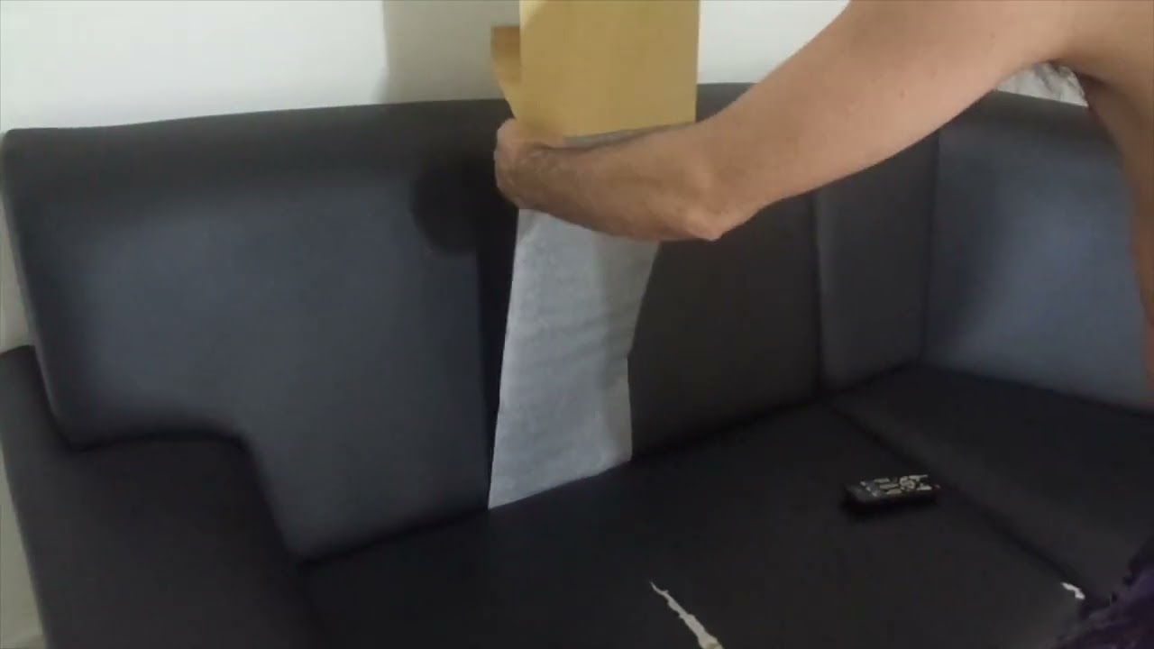 #10 Renovando o sofá com adesivo de couro sintético.