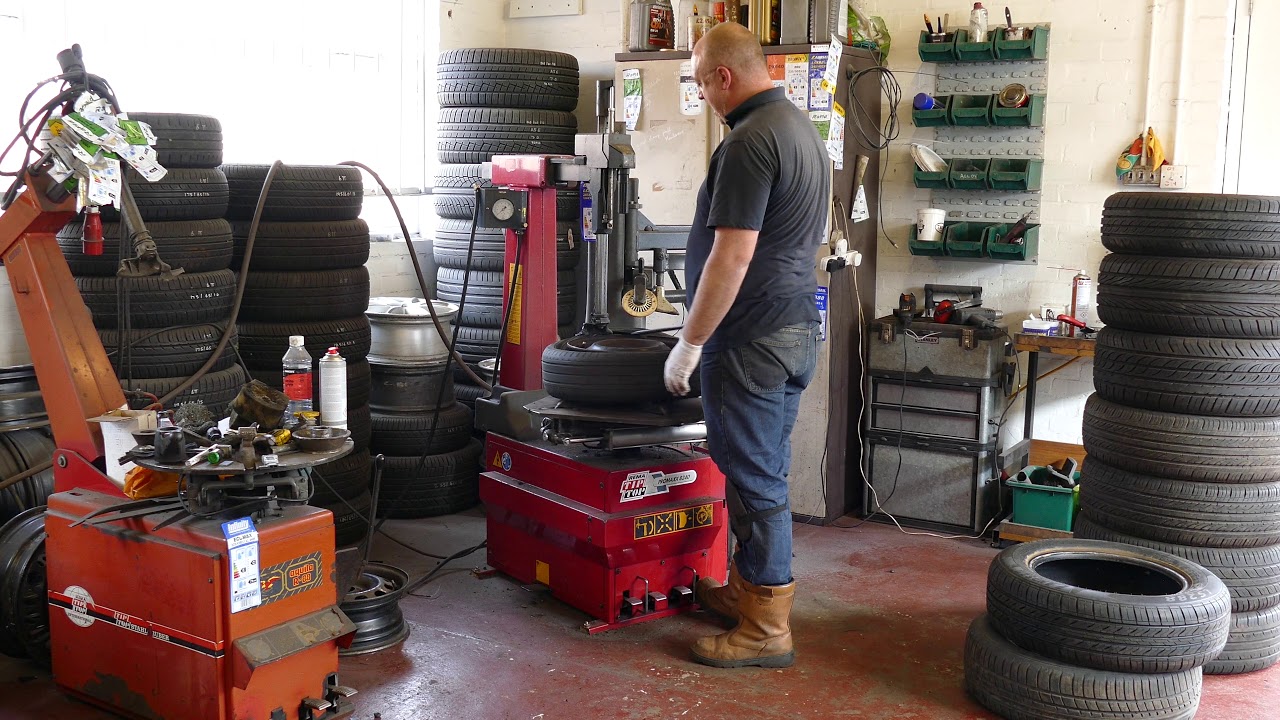 How to change a car tyre at the tyre fitters