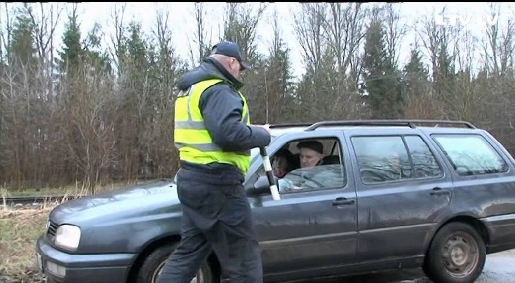 Vai vecās mašīnas uz lauku ceļiem ir izgājušas tehnisko apskati