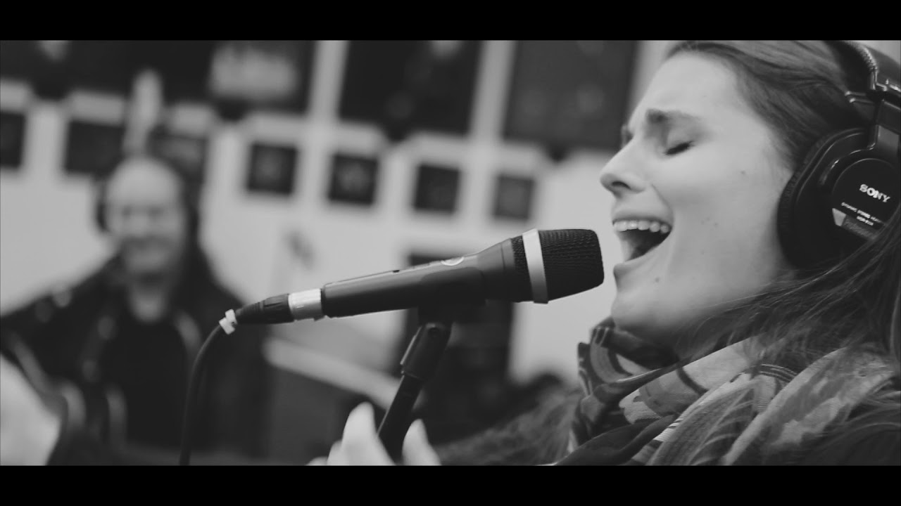 MADRASS - Vihar ut&aacute;n (Live Studio Session) ll HIVATALOS VIDEOKLIP