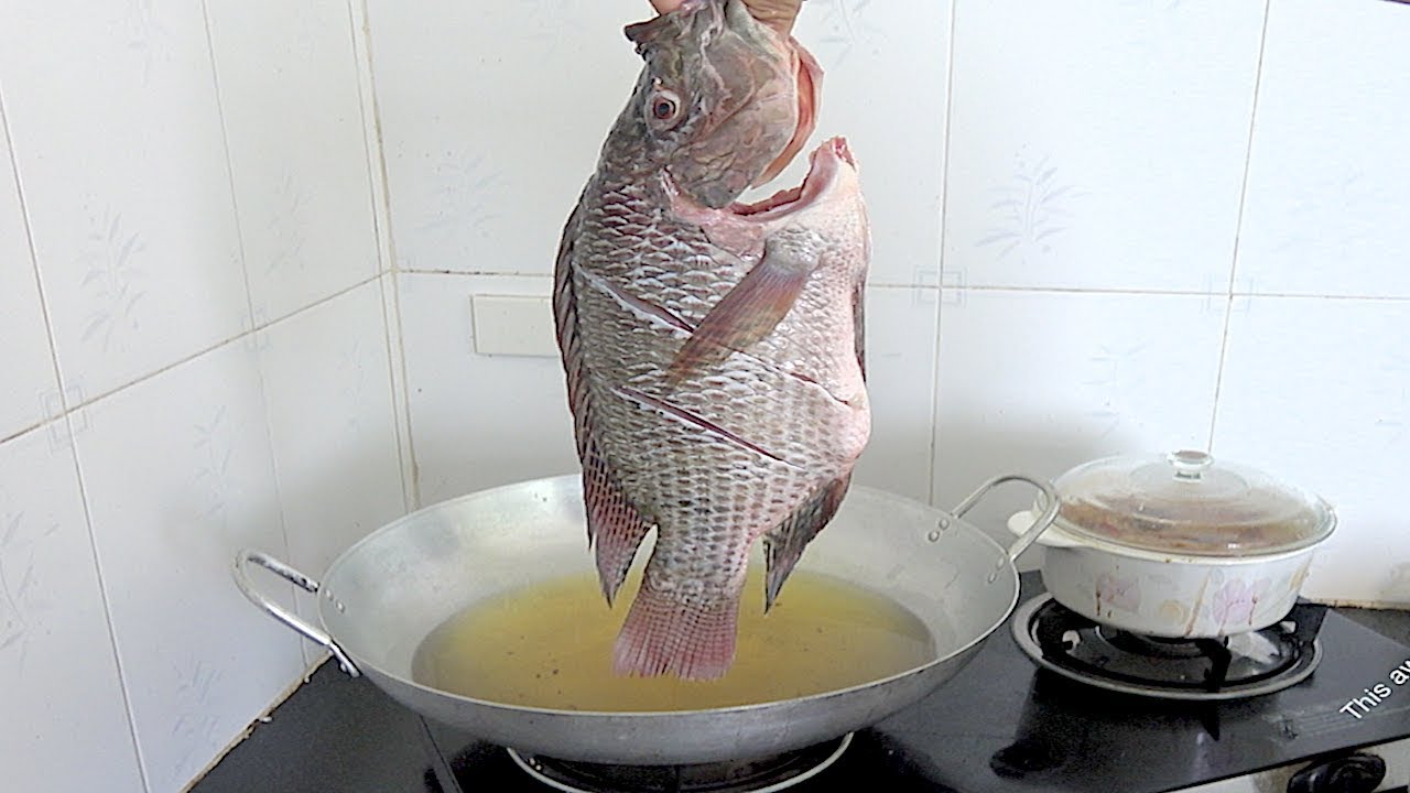 How to Make Crispy Golden Fish w/ Hot Rice and Special Fish Sauce - Street Food