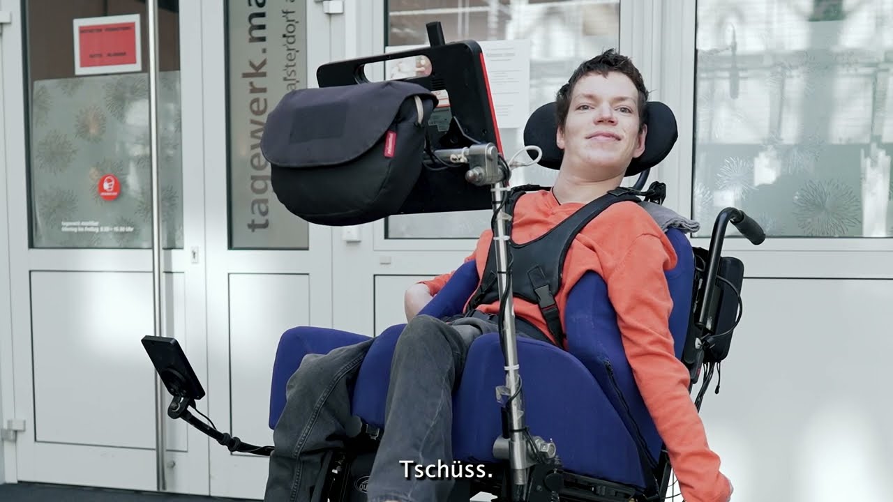 Niklas spricht mit dem Talker