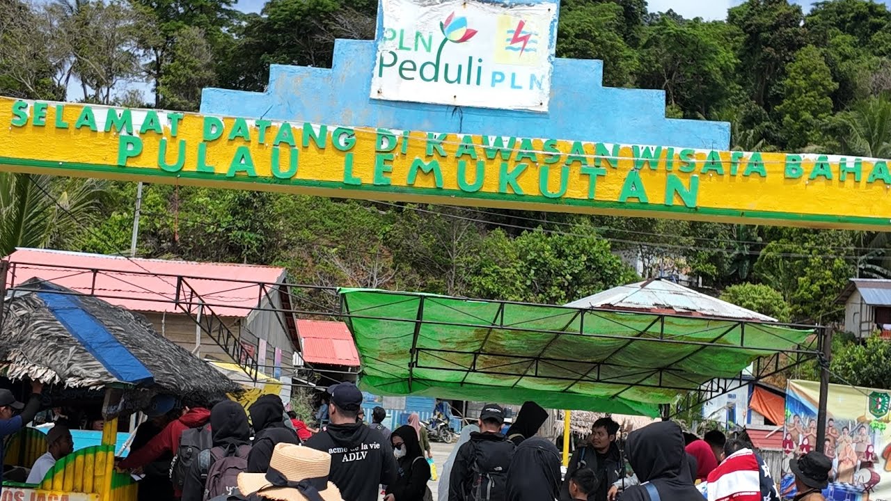 PULAU LEMUKUTAN KALBAR. SUASANA, PERJALANAN & INFO HARGA PAKET WISATA TERBARUNYA.