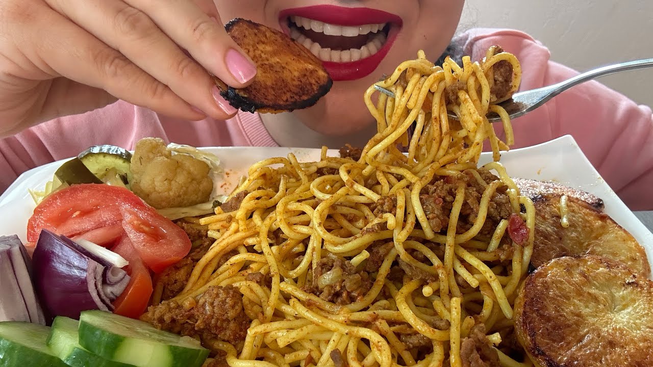 Asmr eating Persian spaghetti with potato Tahdig| موکبانگ ماکارانی با ته دیگ سیب زمینی و مخلفات