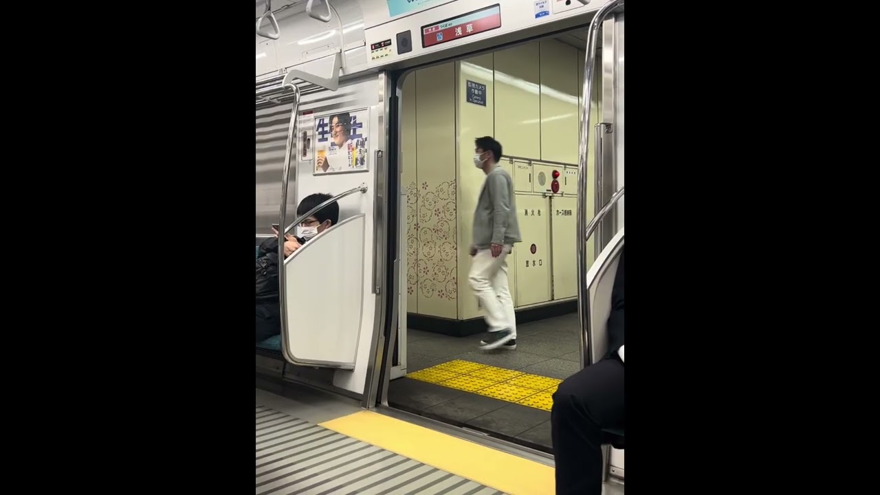 筑波快線 TX2000 系靠站及 TX1000 系離站
