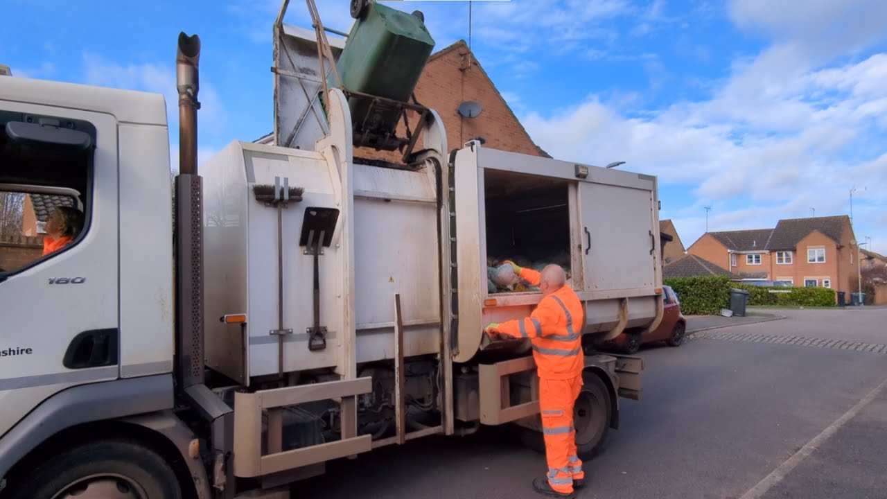 2017 DAF LF Polybody Bin Lorry Collecting Food Waste In West Northamptonshire