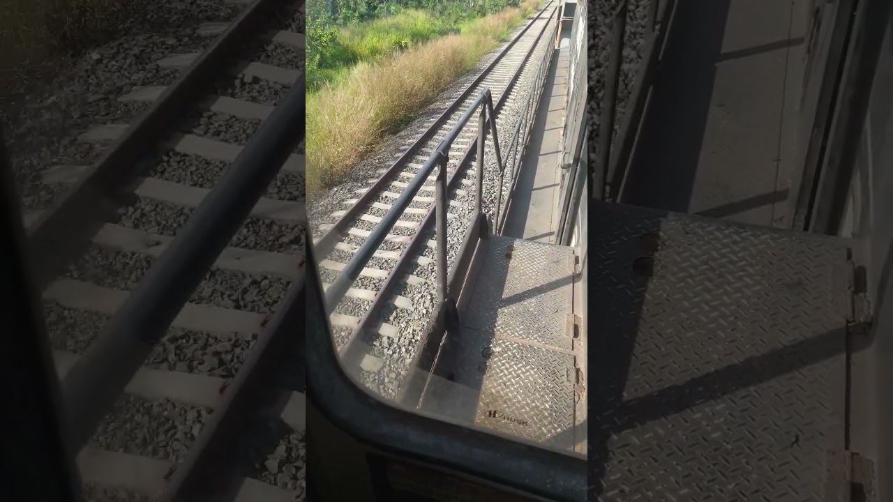 Take - vis&atilde;o da porta da lateral da locomotiva. #trem #asmr