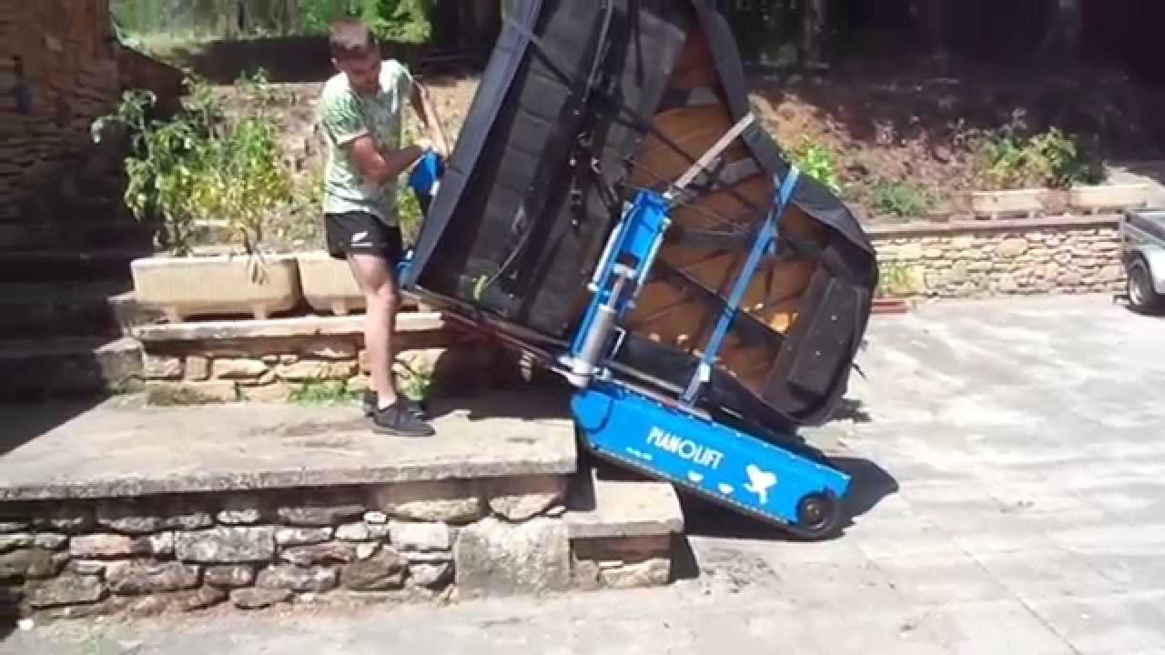 Pianolift climbing stairs