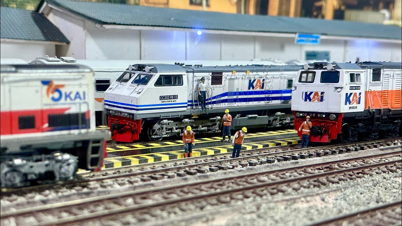 Drama Kereta api CC204,CC201 Longhood & CC206 Gerbong Cargo anjlok saat langsir di jalur 1 stasiun