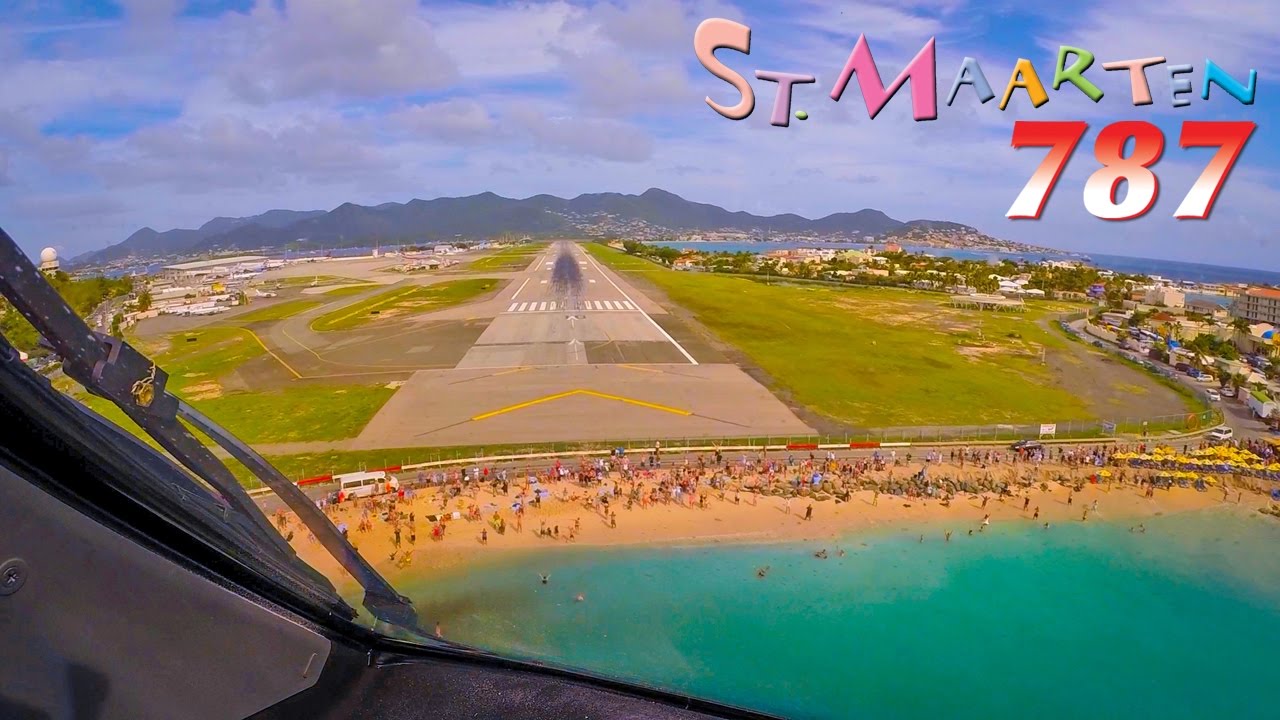 Boeing 787 over world famous Maho Beach!