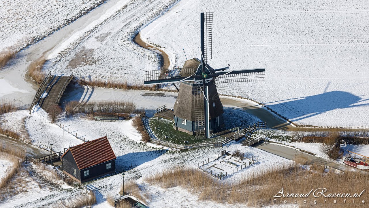 Rondvlucht boven Nederland in de sneeuw
