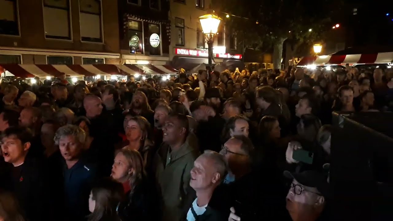 2022-10 01 Rubberen Henkie - Aadje bij het Praethuys in Leiden op 1 oktober 2022.