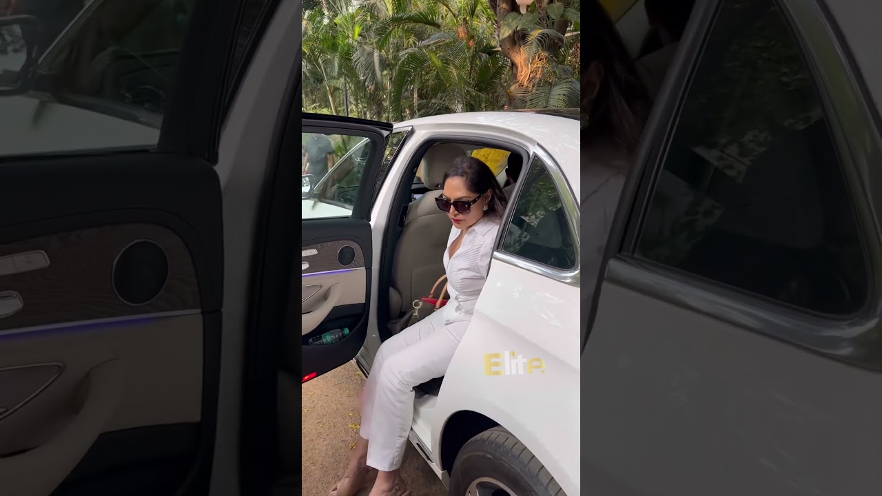Simi Garewal ji at Pamela Chopra last rites.#elite #eliteshowbiz #omshanti #rip #pamelachopra