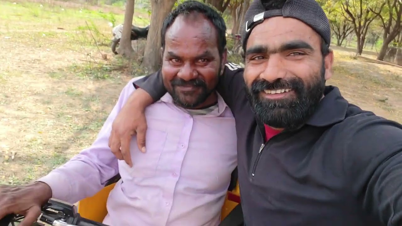 मेरे गांव में चल रहे क्रिकेट टूर्नामेंट का आनंद लेते हुए दर्शक और मैं आइसक्रीम का #दिनचर्या #