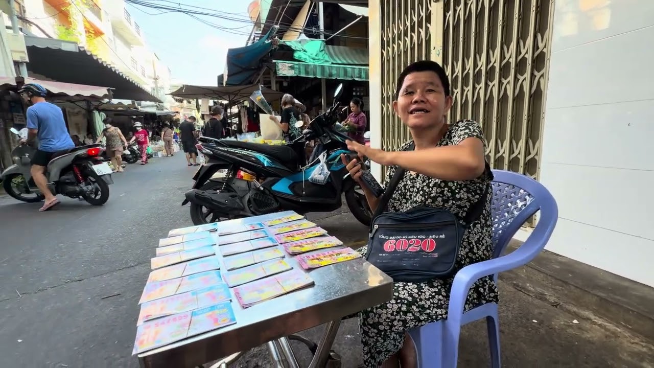 Thủy khờ chạy show Bán vé số tại chợ Lê Hồng phong 