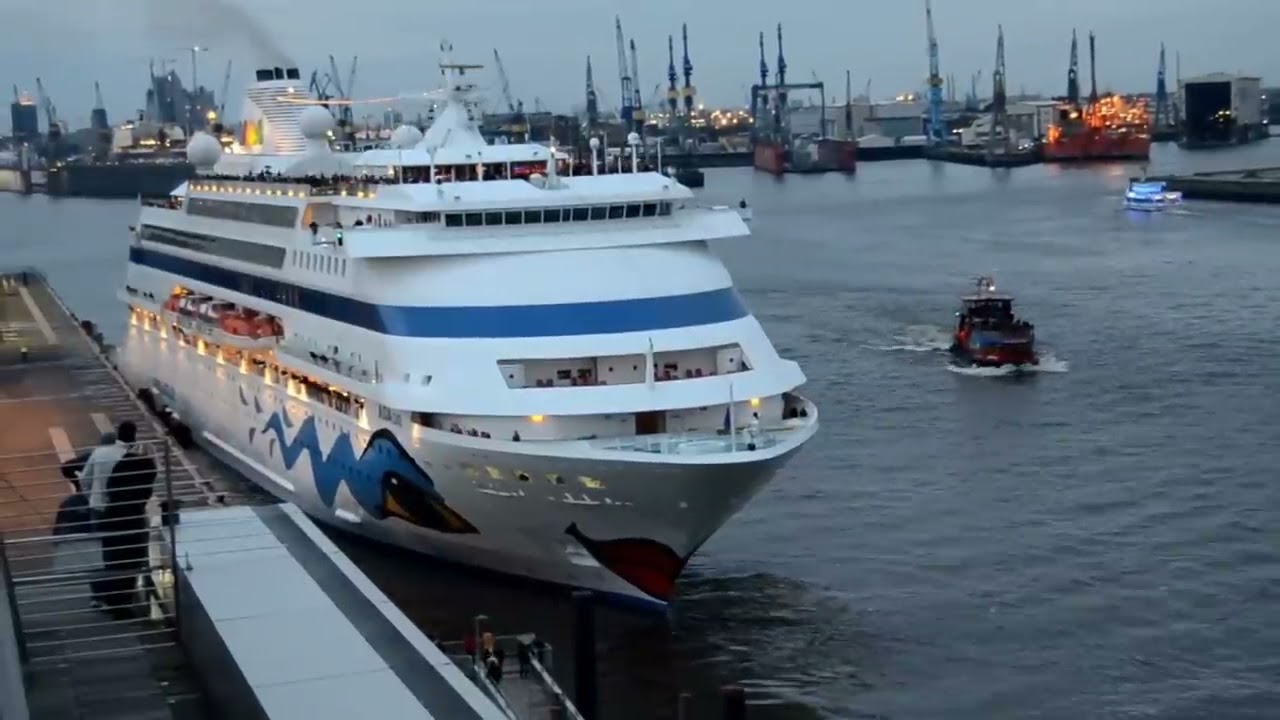 AIDA cara rammt Kai-Mauer in Hamburg am 13.10.2012