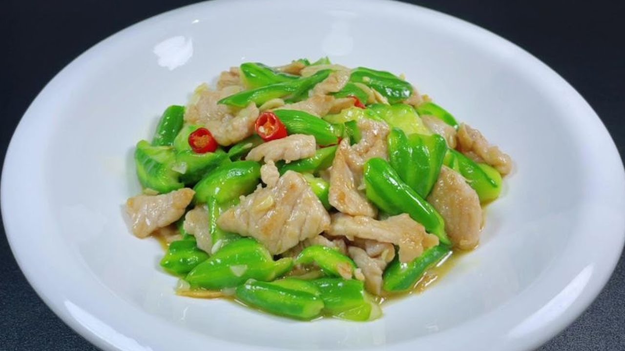 丝瓜炒肉怎么做？好多人直接下锅炒，难怪发黑不脆，教你正确做法【超子美食】