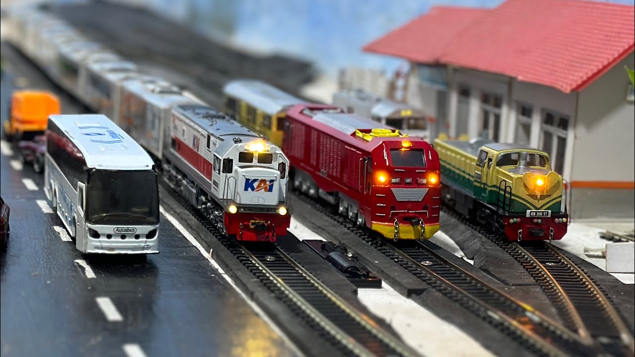 Drama kereta api bergerbong panjang lokomotif CC201 hampir Ditabrak CC300 dipersilangan kereta api