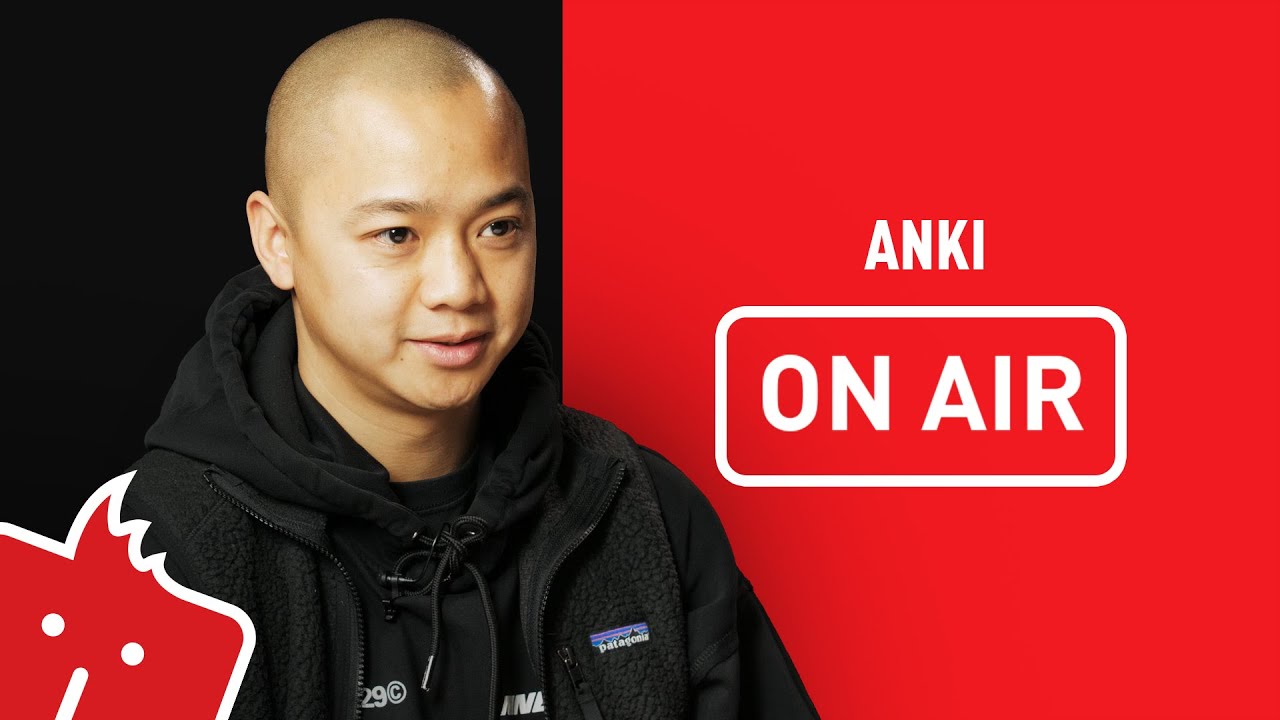 Anki ON AIR: „V prvním textu jsem se omlouval rodičům, že nejsem bohatý a ženatý a vymetám hospody.“