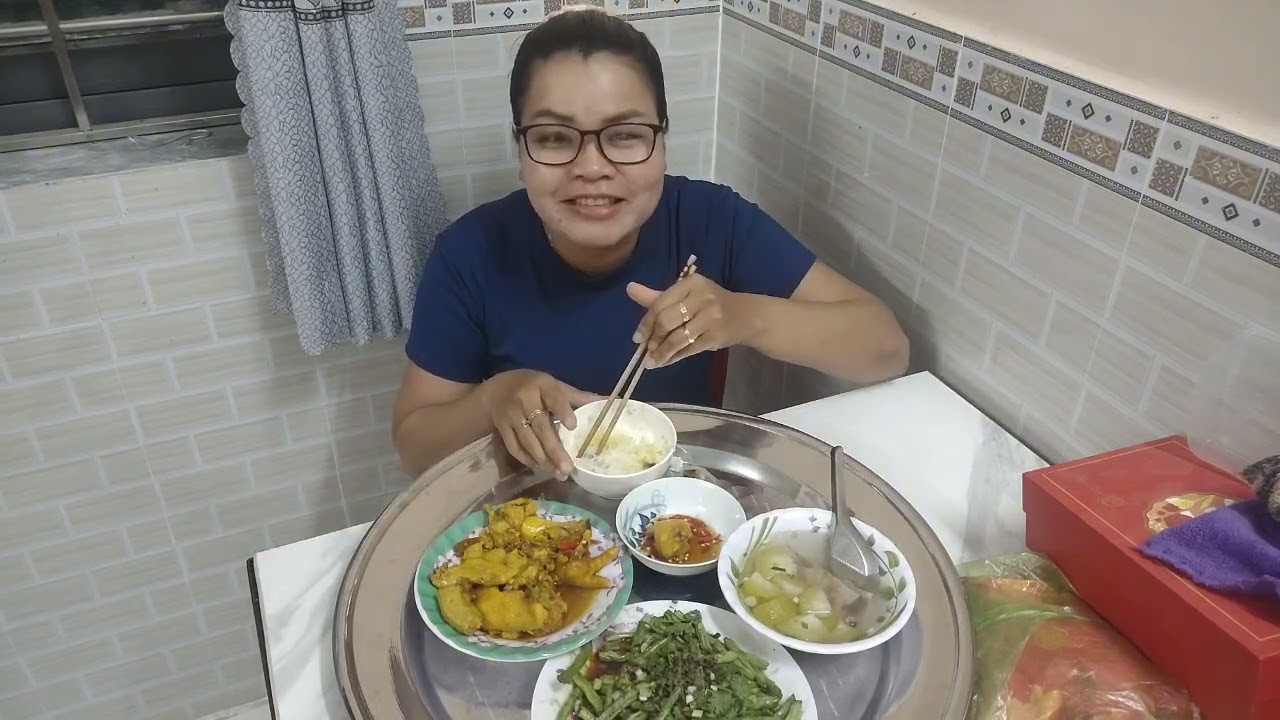 Gà chạy bộ kho nghệ An cùng đau xào  ,canh bí xanh  em xin moi cả nha