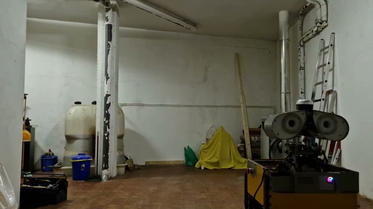 Wall-e, pongo una camara oculta y lo pillo dando vueltas en el garaje