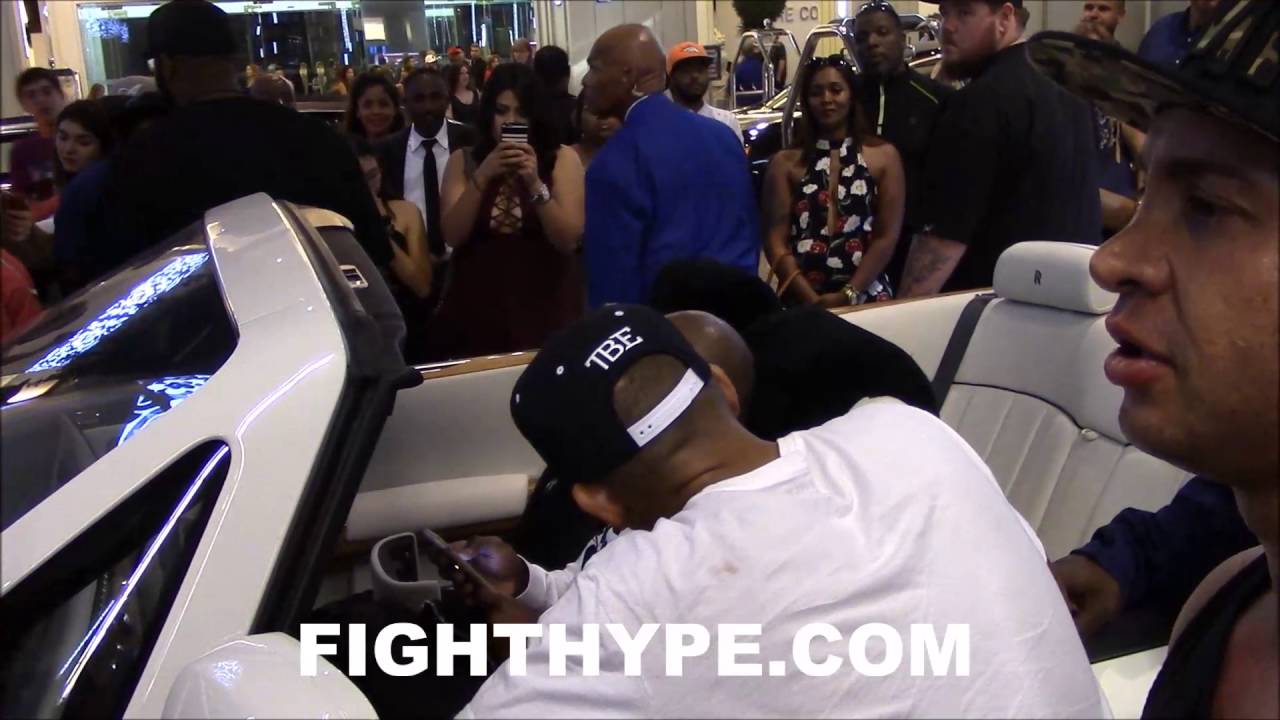 FLOYD MAYWEATHER IN SICK DROPHEAD ROLLS-ROYCE PHANTOM ATTRACTS A CROWD