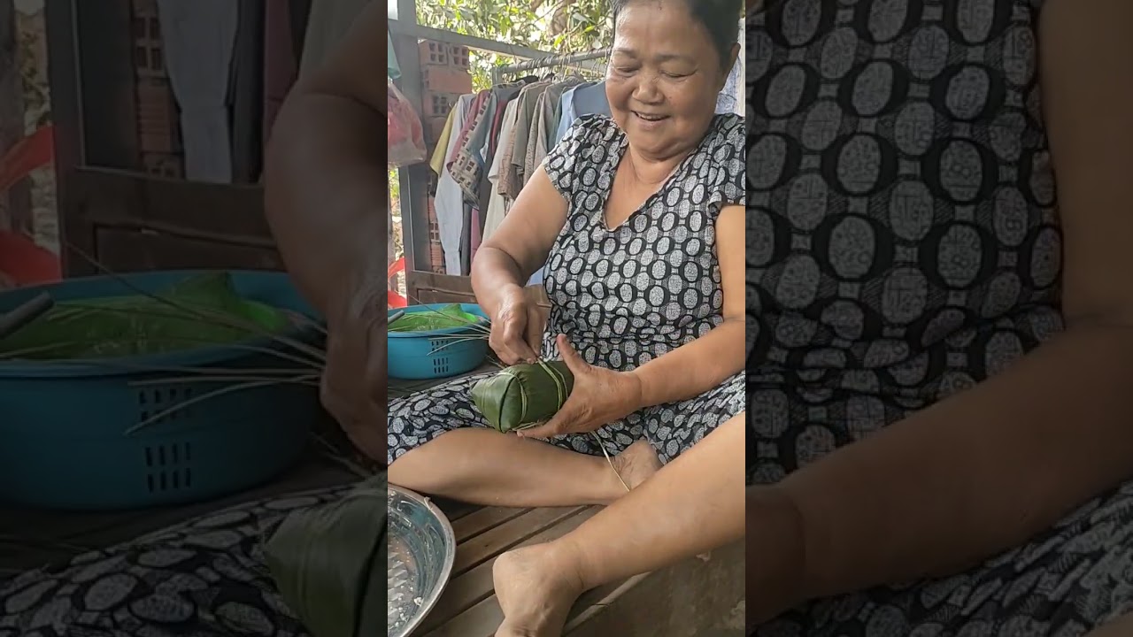 Mẹ gói bánh tét chuẩn bị đón Tết 