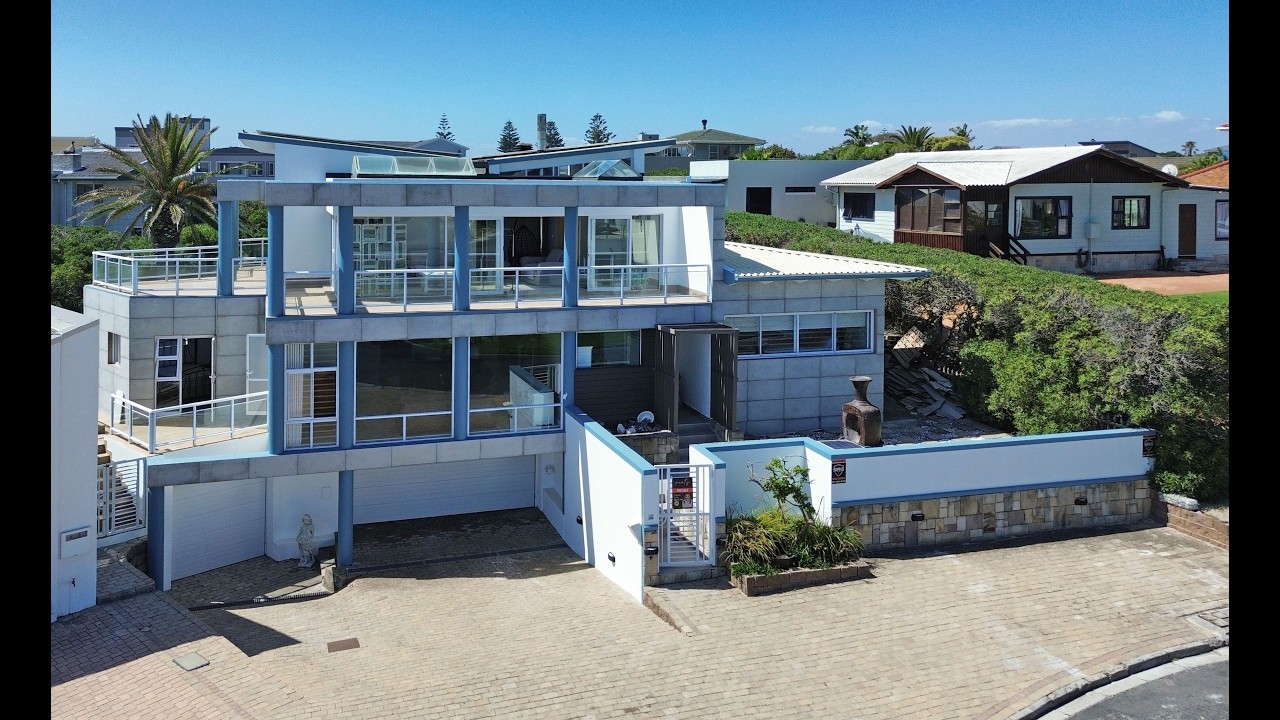 5 Bedroom property in Van Riebeeckstrand