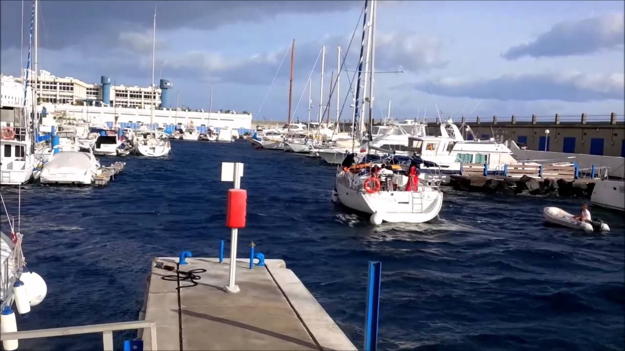 Atraque velero 47 pies con tempestad  y vientos de 60 knots en Pto. Radazul