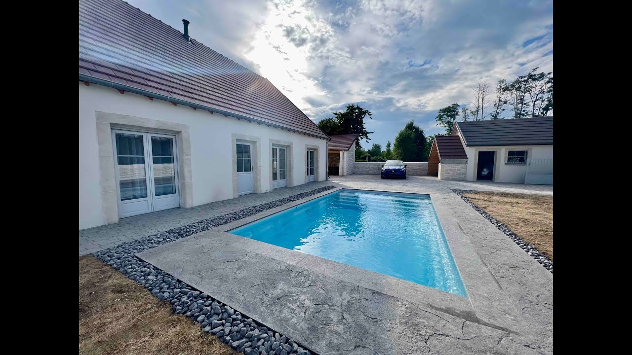 Piscine coque Mon de Pra et Béton Décoratif par La Batisse à Rahon 39120