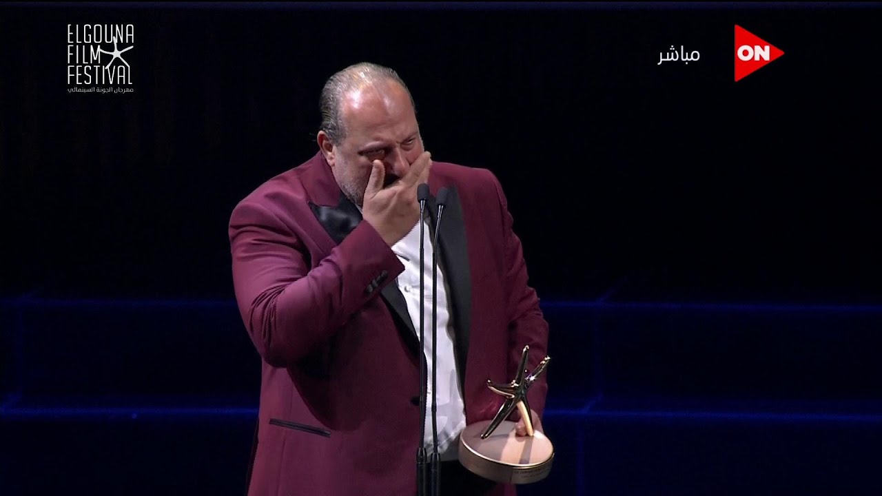 لحظة تكريم الفنان الرائع #خالد_الصاوي بـ #مهرجان_الجونة وبكاءه على الهواء
