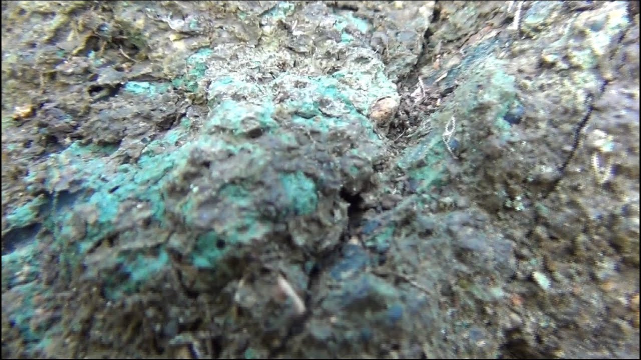 Achei um barranco com terra e pedra verde será que fiquei rico ?