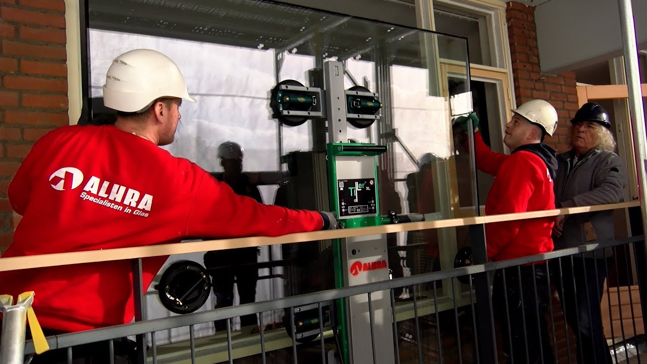 Ruitmontage (167,5 kg) op een krap glazenwassersbalkon door Alhra glas met hefmobiel LM160GD+