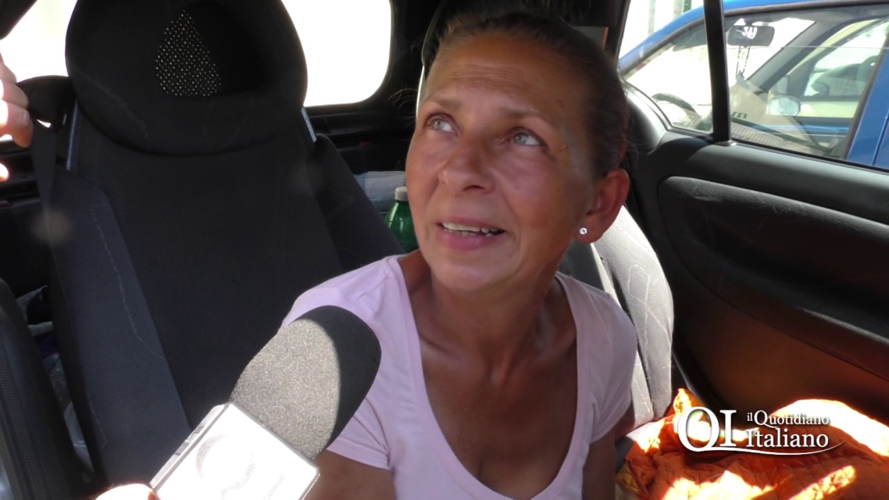 Bari, senza casa e lavoro dorme in una Smart. Silvana: 