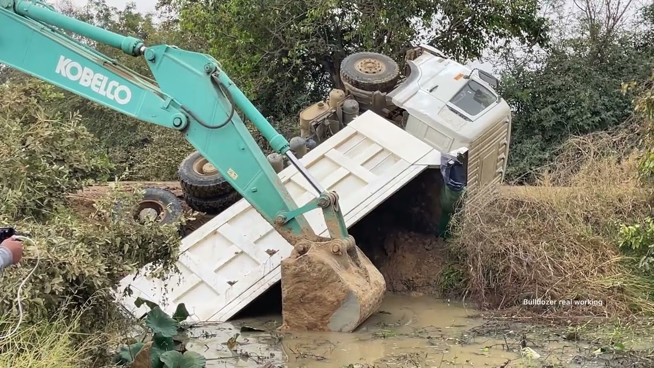 Please don't be in danger,Landfill Dump Truck 25ton Back Uploading Overturned into water Canal EXCA…