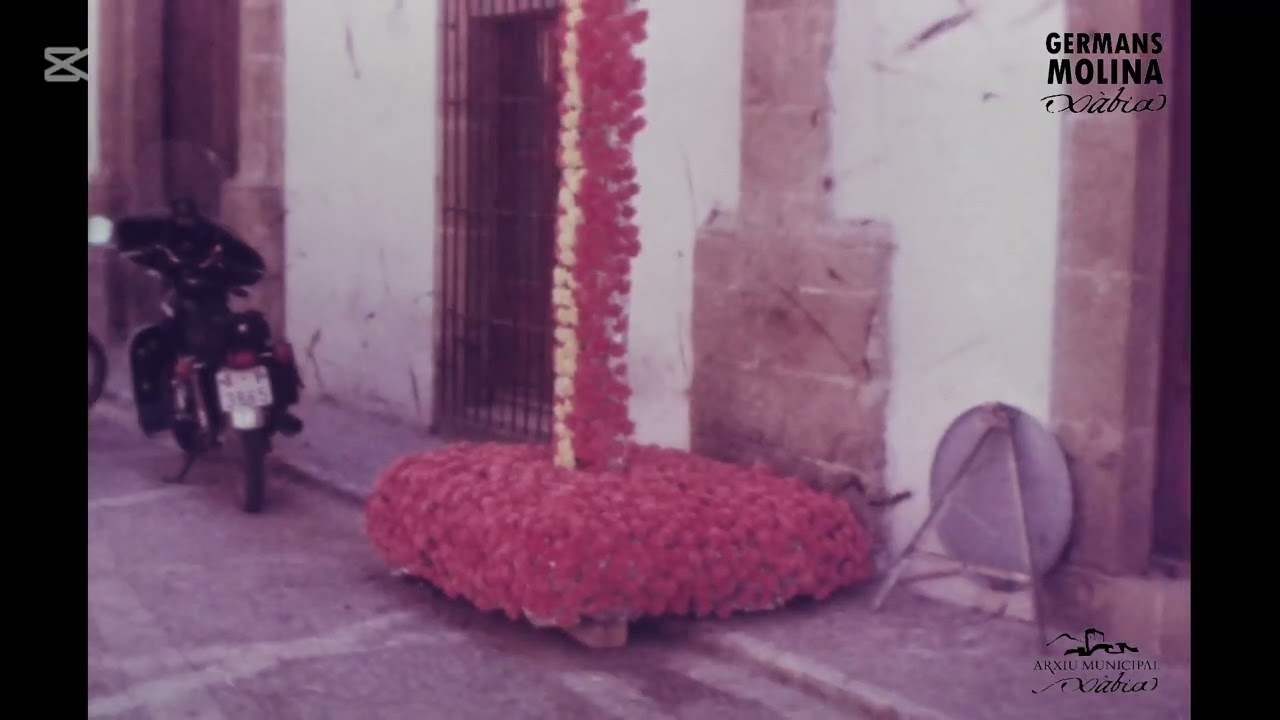Cuando las cruces de mayo de Xàbia se hacían con enormes tapices de flores pegadas una a una