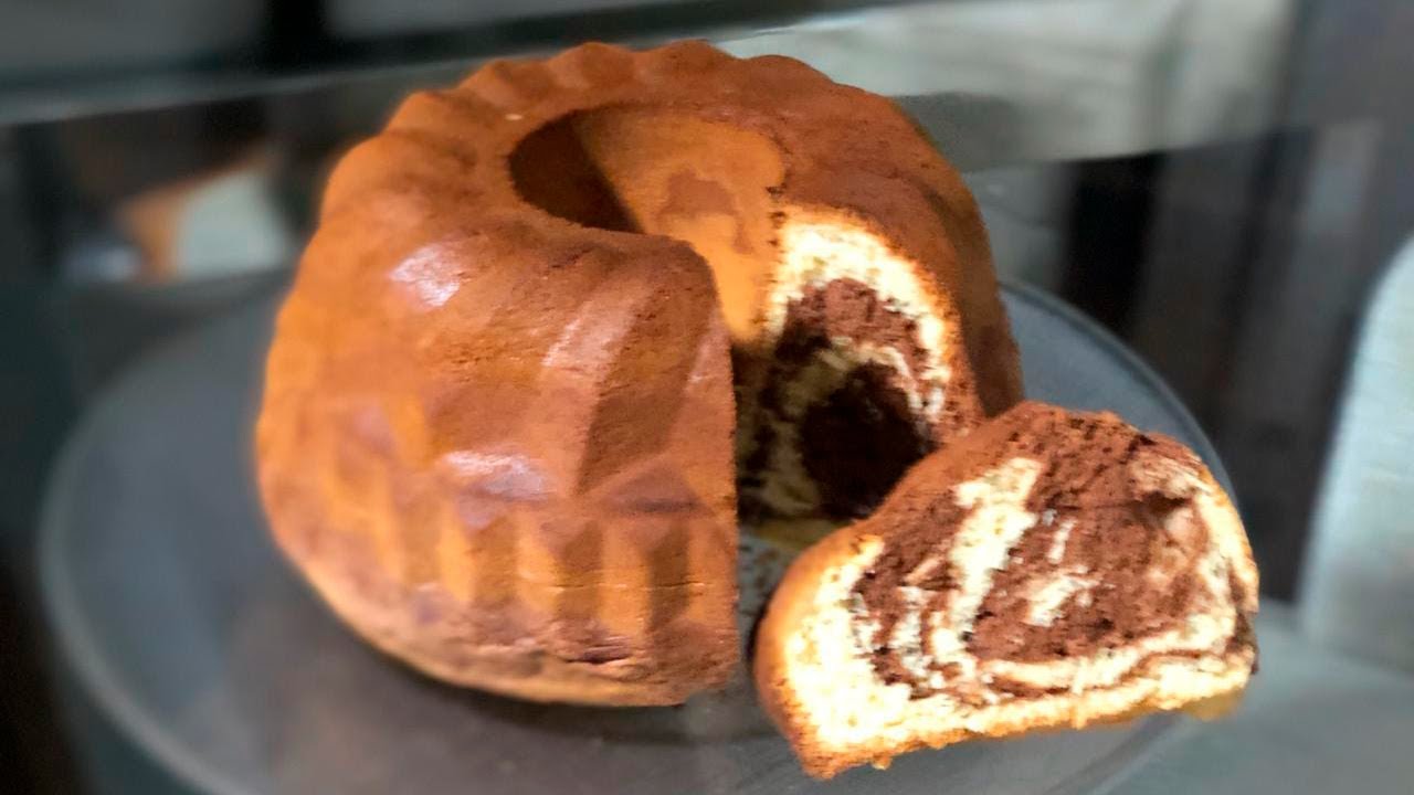 Un esponjoso keke marmoleado