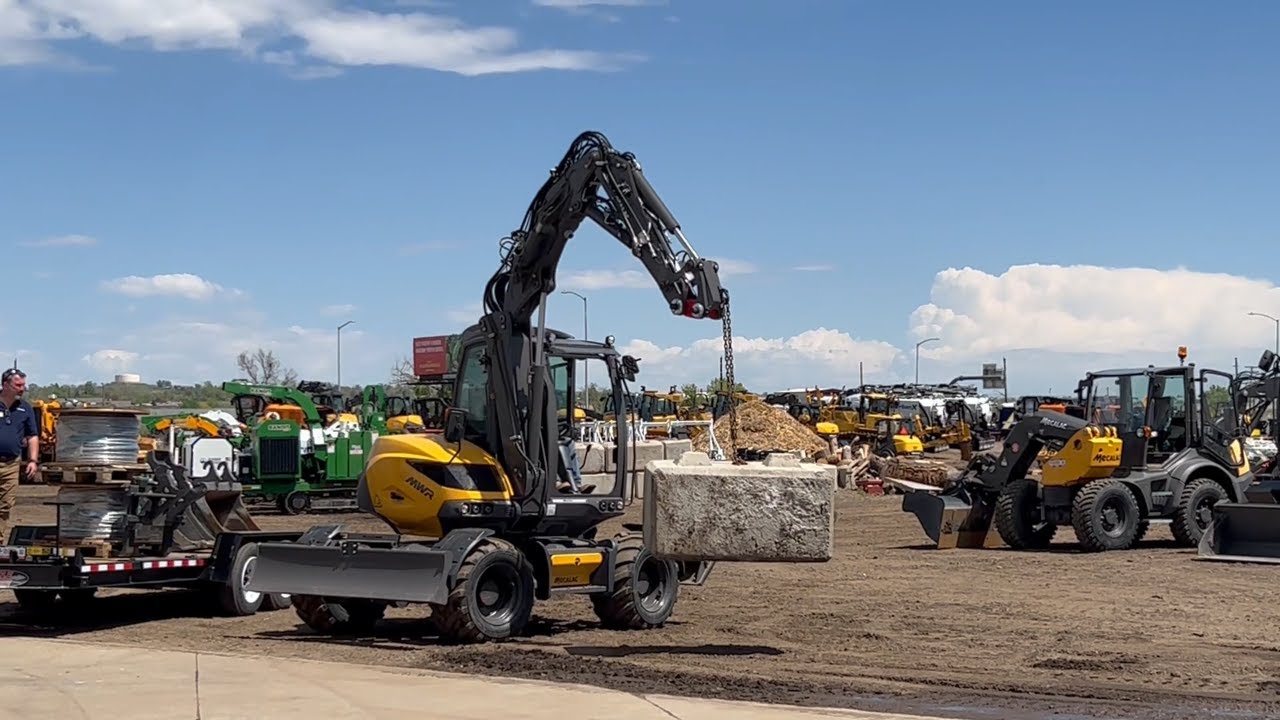 Mecalac Hosts Demo Days at Global Machinery