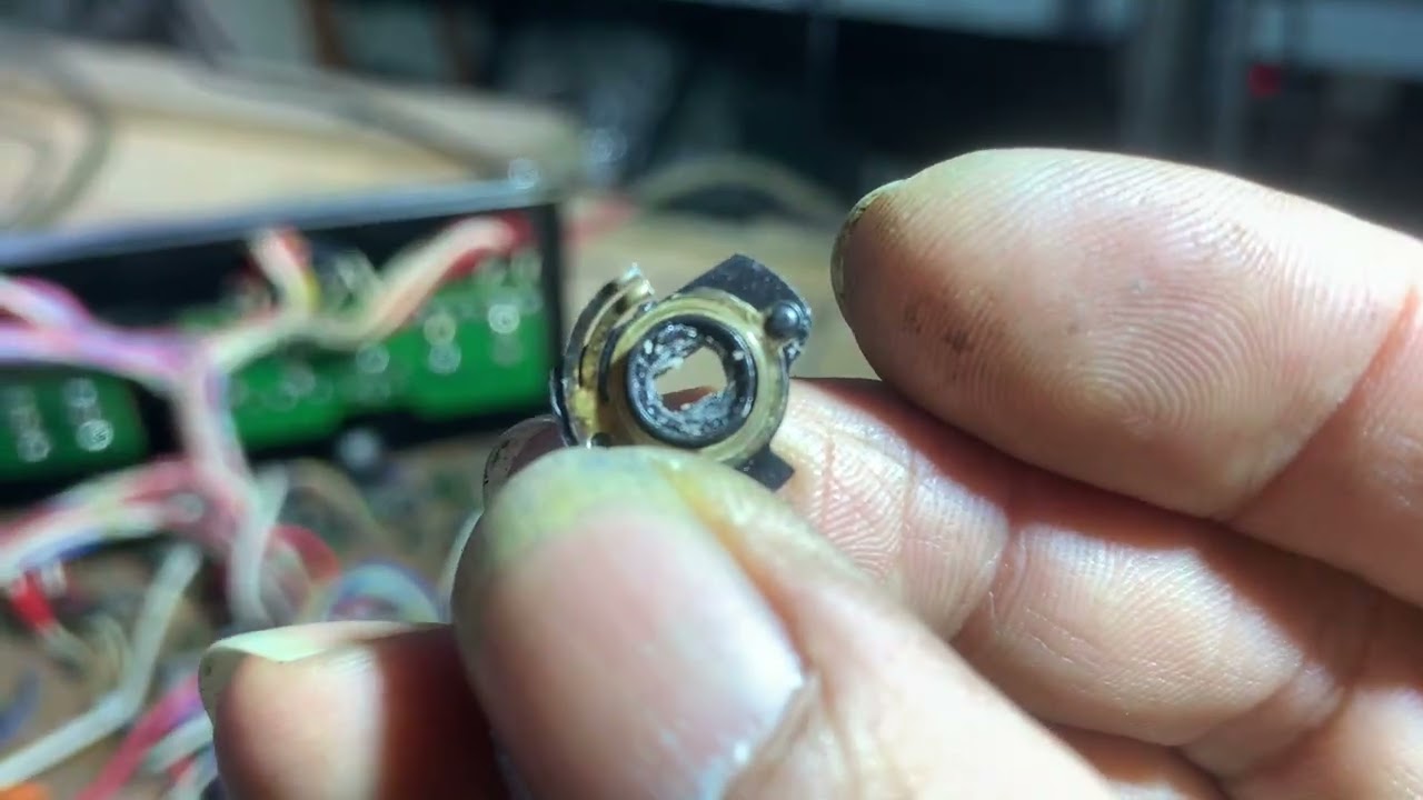 Teac C3. Bị ù khi bật nguồn.