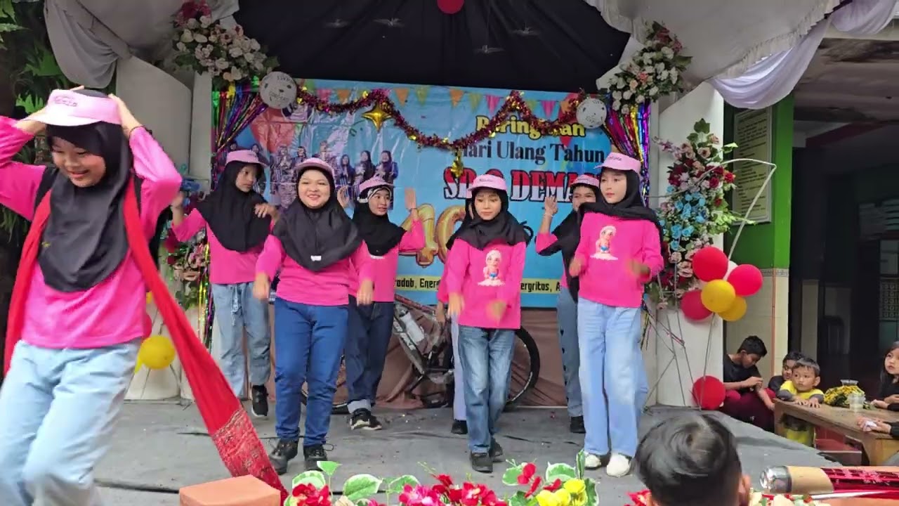 HUT SD 2 DEMAAN 40 TH - Tari India Modern My Darling I Love U (Perform Kelas 5)