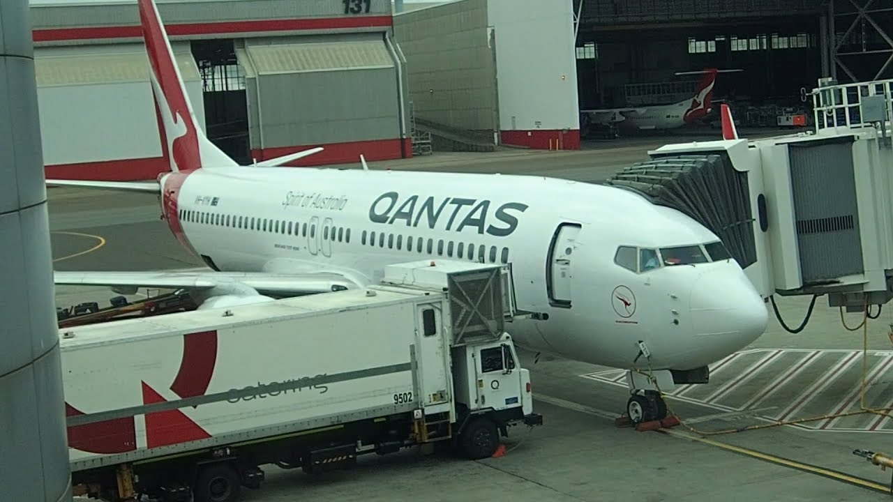 Qantas Sydney to Cairns B737-800 Economy Class