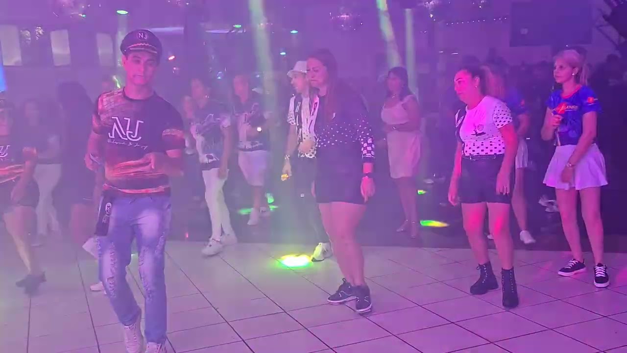 Dj Barney  esteve em Cambe neste dia 13 de Dezembro foi top galera  Valeu. STUDIO3 DISCO MIX.