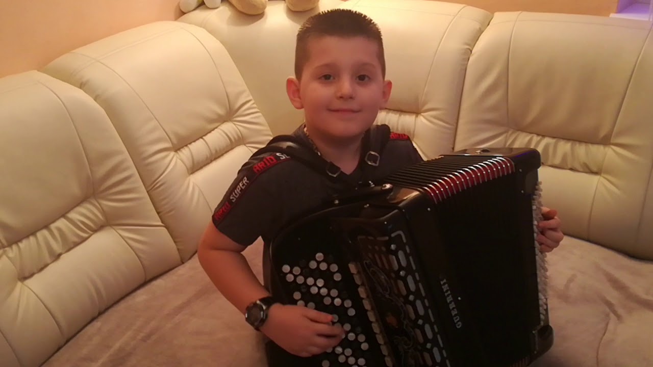 Aca Lazic (8godina) - Bere cura plav jorgovan