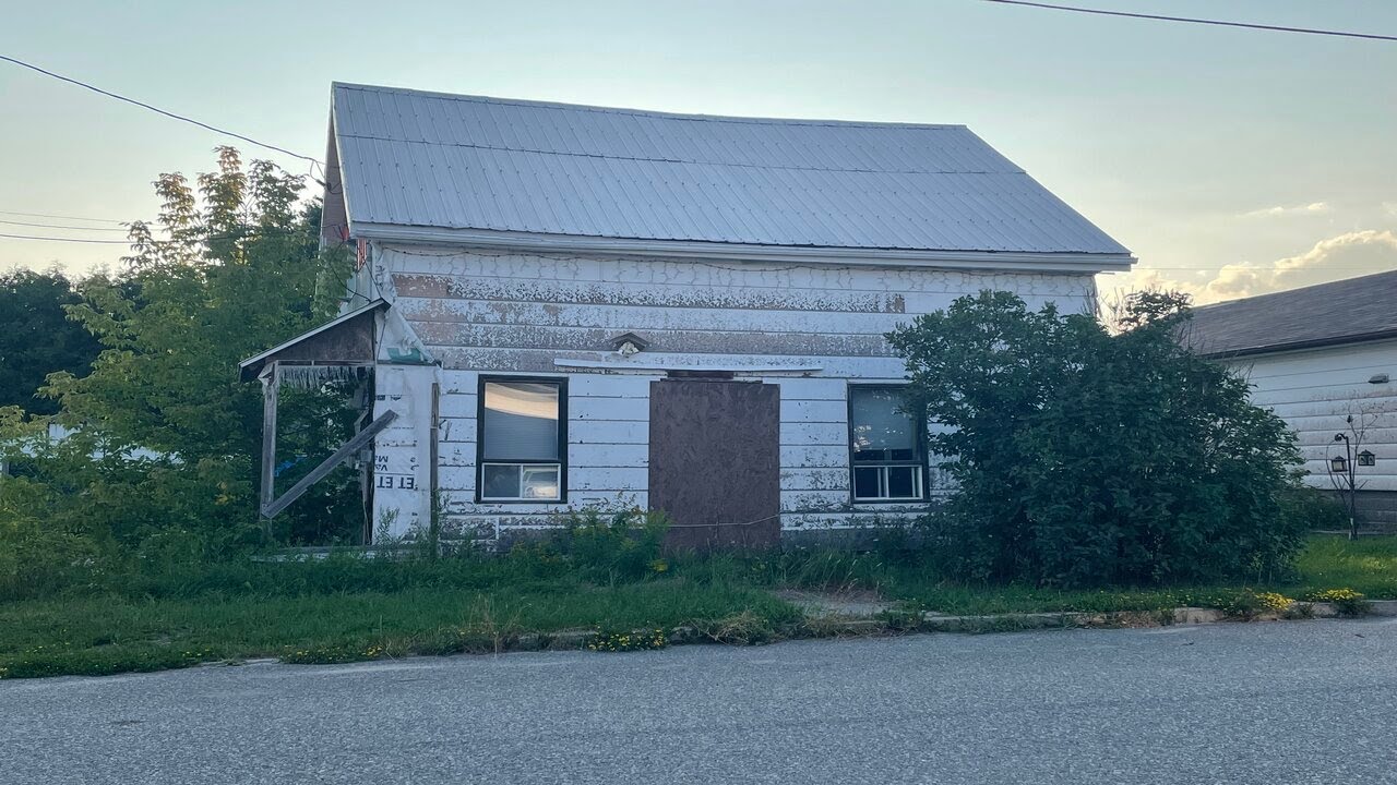 On visite une maison abandonnée  en plein village!