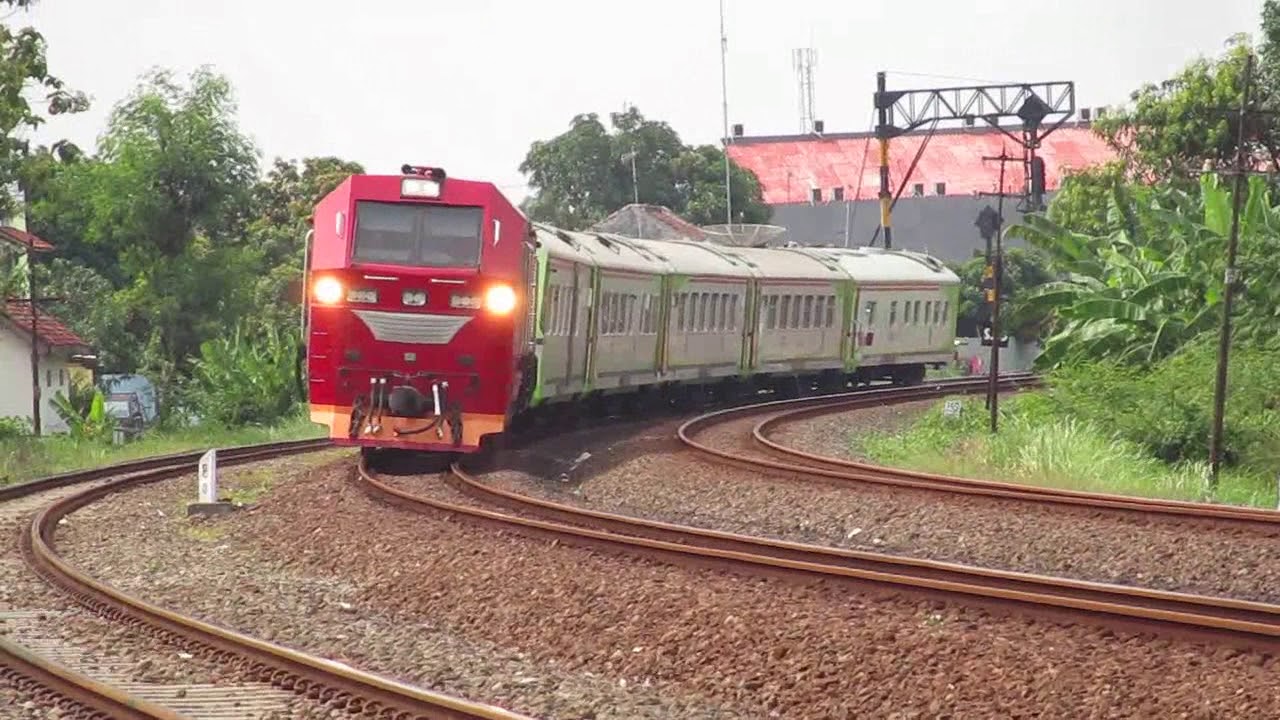 Nonton Kereta Api Luar Biasa Merah di Perlintasan KA JPL 213