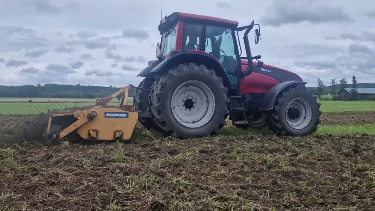 Bomford DynaDrive vetojyrsin ja Valtra T151