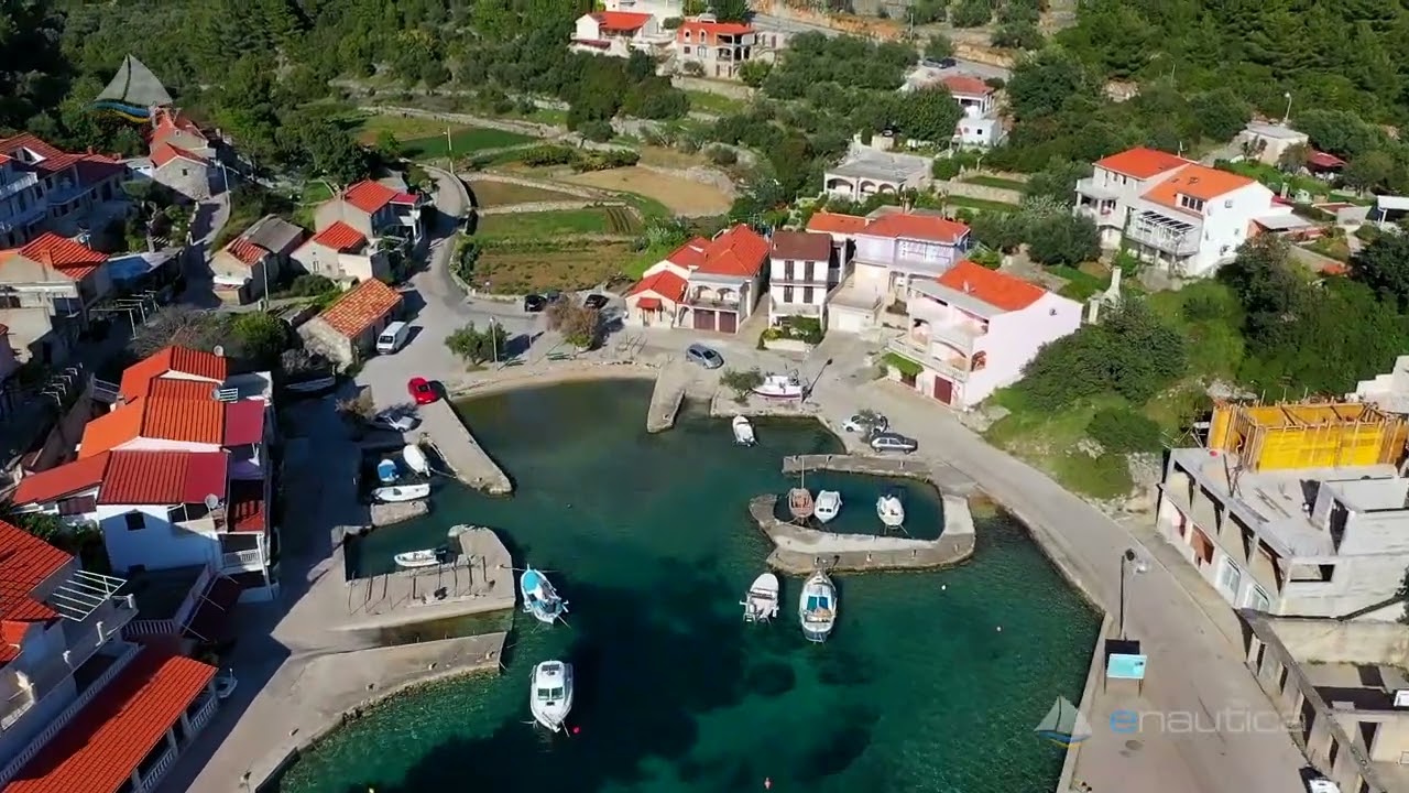 Luka Grscica na otoku Korčula posneta iz zraka
